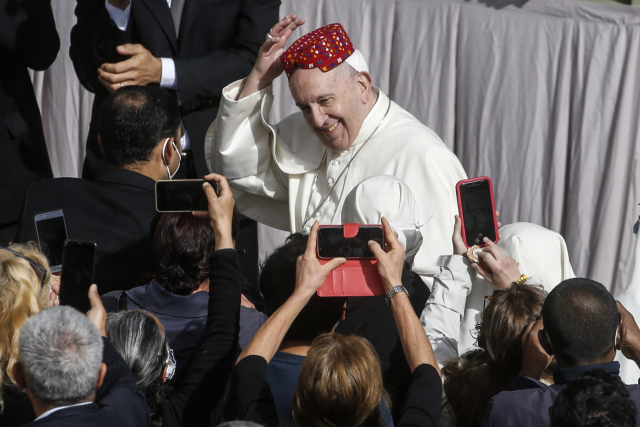 프란치스코 교황이 12일(현지시간) 바티칸시티의 산 다마소 안뜰에서 신자들을 만나 밝게 웃고 있다. /EPA연합뉴스