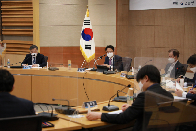 김정우(사진 맞은 편 왼쪽에서 두번째) 조달청장이 제2회 조달정책 세미나를 주재하고 있다. 사진제공=조달청