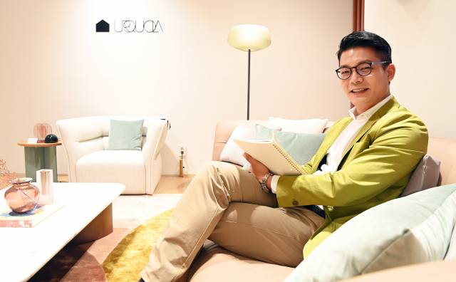 박계환 까사미아 디자인 총괄이 프리미엄 컬렉션 ‘라메종’이 전시된 강남구 까사미아 압구정점에서 디자인 전략에 대해 설명하고 있다./오승현기자