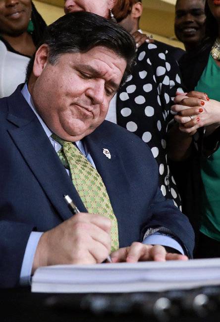 JB 프리츠커 미국 일리노이 주지사가 2019년 6월 25일 일리노이주에서 성인용 대마초를 합법화하는 법안에 서명하고 있다. [AP=뉴시스]