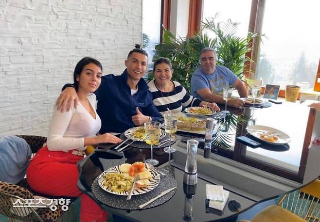 크리스티아누 호날두 부부와 어머니. 호날두 페이스북