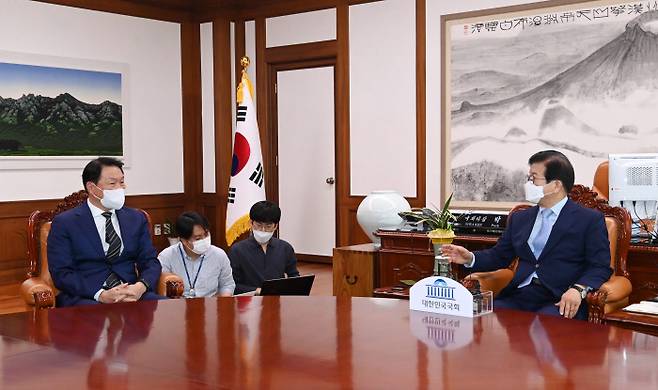 최태원 대한상공회의소 회장이 13일 서울 여의도 국회에서 박병석 국회의장을 예방하고 있다. 연합뉴스