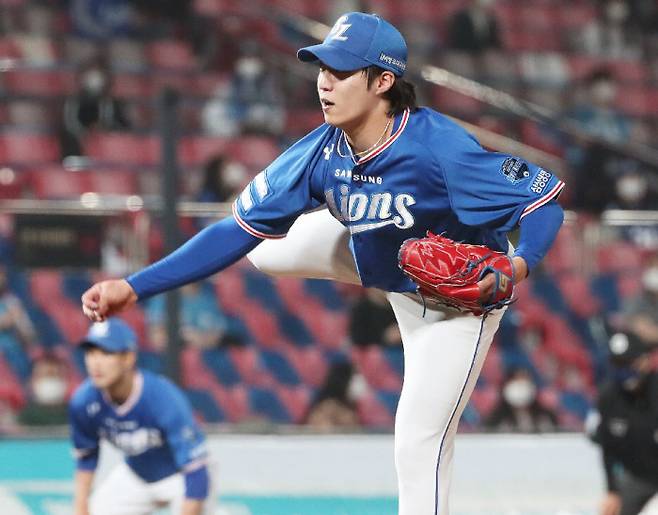 삼성 원태인이 13일 수원 KT전에서 힘껏 투구하고 있다. 연합뉴스