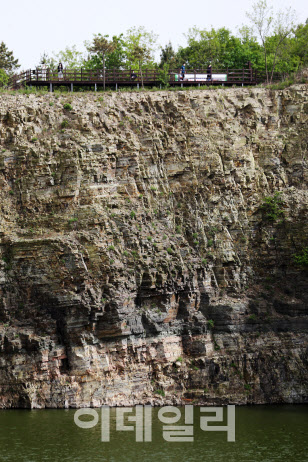 백악기 공룡의 발자국 화석이 발견된 대부광산퇴적암층