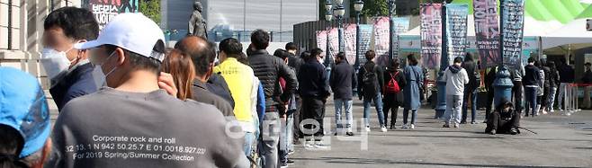 [이데일리 방인권 기자] 시민들이 서울역광장에 마련된 임시선별진료소를 찾은 시민들이 검사를 받기 위해 줄을 서고 있다.