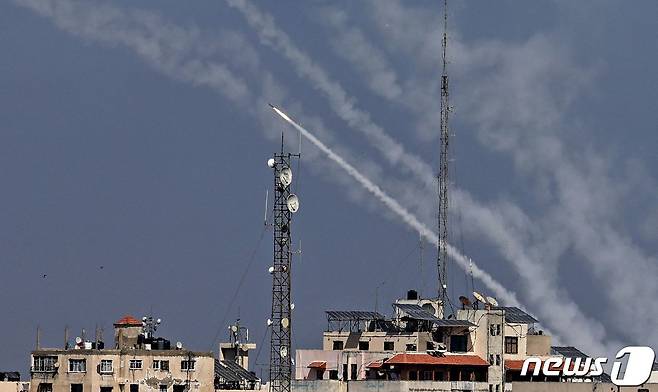 12일(현지시간) 팔레스타인 무장 정파 하마스가 지배하는 가자지구에서 이스라엘을 향해 로켓이 발사되고 있다. © AFP=뉴스1 © News1 우동명 기자