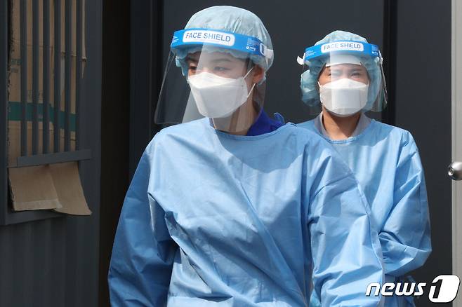 서울역 임시선별진료소에서 의료진들이 업무를 보고 있다. 2021.5.13/뉴스1 © News1 성동훈 기자