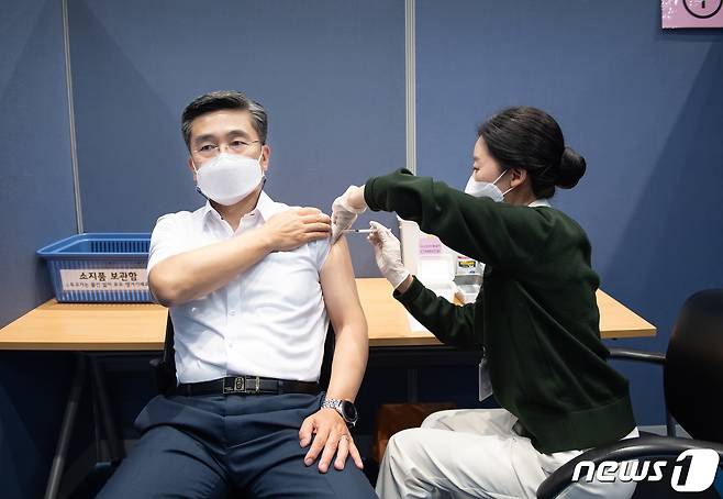 서욱 국방부 장관이 6월 초 국외출장을 고려해 아스트라제네카 백신 2차 접종을 마쳤다. (국방부 제공) © 뉴스1