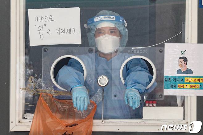 서울역 임시선별진료소에서 의료진들이 검체검사를 하던 중 잠시 휴식을 취하고 있다. 2021.5.13/뉴스1 © News1 성동훈 기자