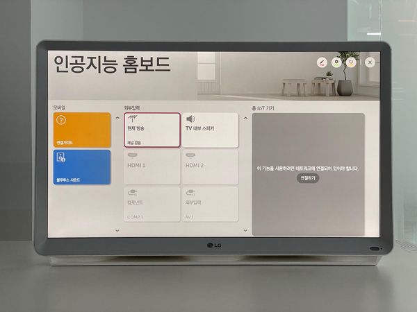 안드로이드 기반의 웹OS를 채택한 스마트 TV인 룸앤 TV는 LG전자의 인공지능 홈보드를 지원한다.