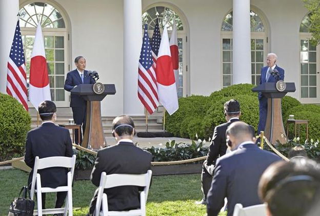 조 바이든 미국 대통령과 스가 요시히데 일본 총리가 16일(현지 시각) 미국 워싱턴DC 백악관에서 정상회담을 한 후 공동 기자회견을 하고 있다.