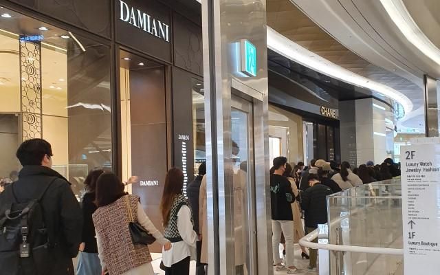 서울 롯데백화점 에비뉴엘 월드타워점의 명품 매장에 입장하기 위해 줄을 선 소비자들.
