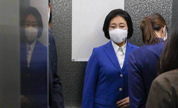 방송 3사 출구조사에서 참패한 것으로 예측된 더불어민주당 박영선 서울시장 후보가 지난 7일 밤 서울 여의도 더불어민주당 당사에 들어서고 있다.