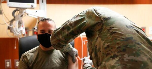 경기도 평택 주한미군 기지 내 브라이언 올굿 육군 병원에서 한 주한미군이 코로나 백신 접종을 하고 있다.