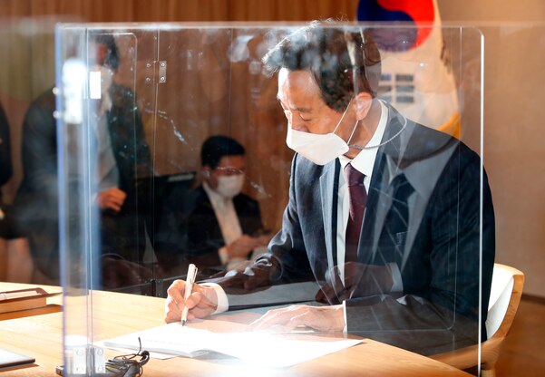 오세훈 서울시장이 8일 오전 서울시청으로 출근해 사무 인계·인수서에 서명하고 있다.