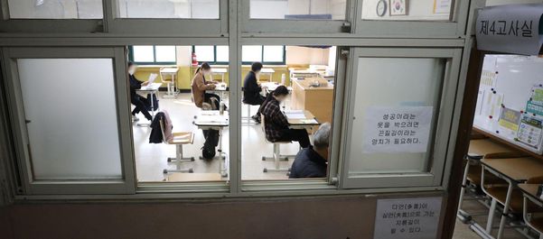 10일 오전 서울 성북구 월곡중학교에서 열린 고졸 학력인정 검정고시에 응시한 수험생들이 시험 시작에 앞서 자습을 하고 있다.