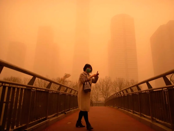 황사로 뒤덮인 베이징 시내 모습