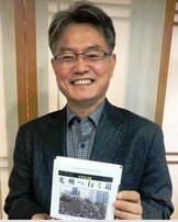 마쓰다 도키코의 시집 <조선 처녀의 춤>을 번역한 김정훈 전남과학대 교수.<한겨레>자료사진