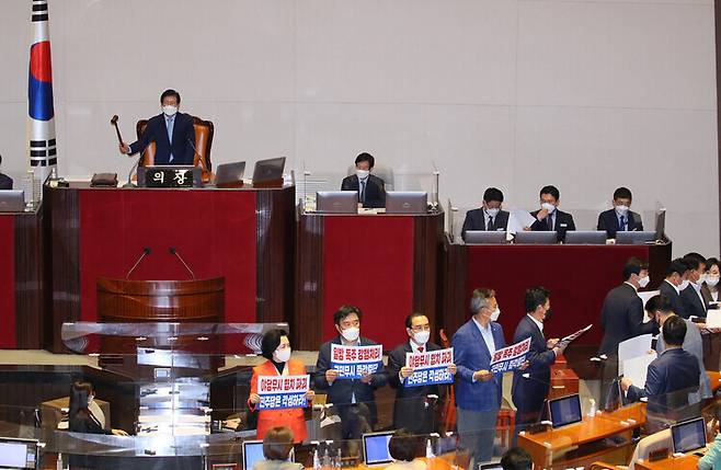 ㅜational Assembly Speaker Park Byeong-seug opens a plenary session of the National Assembly to vote on a confirmation bill Thursday to nominate Kim Boo-kyum as prime minister. PPP lawmakers are seen protesting the bill. (Yonhap News)