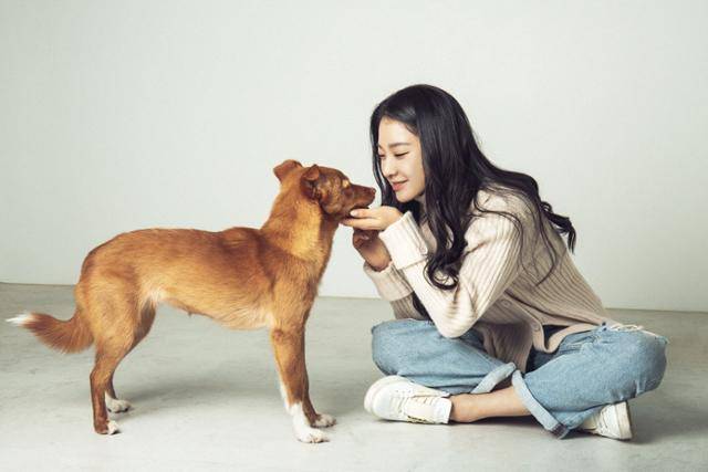 국립발레단 수석무용수 박예은이 경기 파주의 한 공장에서 구조된 '튜나'와 유기동물 돕기 캠페인 홍보를 위해 촬영하고 있다. 니사라트 제공