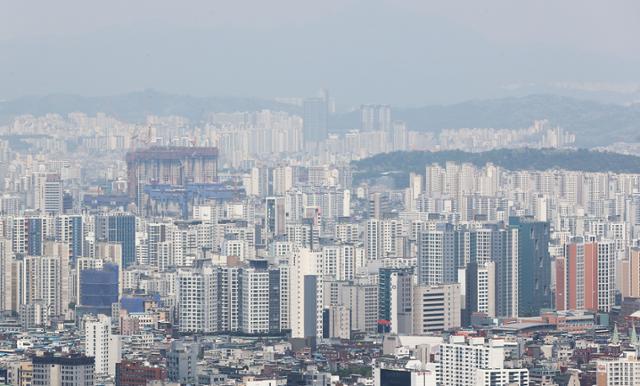 13일 한국부동산원에 따르면 5월 둘째 주 서울의 아파트값은 전주 대비 0.09% 상승했다. 사진은 이날 남산에서 바라본 서울시내 아파트. 연합뉴스