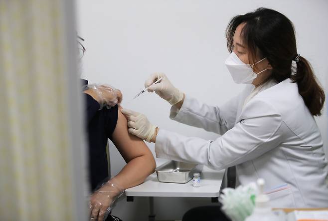 아스트라제네카(AZ) 백신 2차 접종이 본격적으로 진행된 14일 오전 서울 중랑구청 보건소에서 시민이 코로나19 백신을 맞고 있다. |연합뉴스