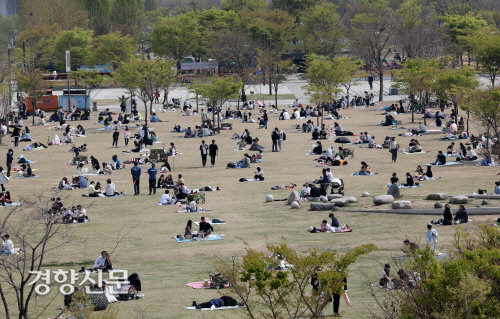 지난 4월11일 서울 여의도한강공원 풍경. 김영민 기자