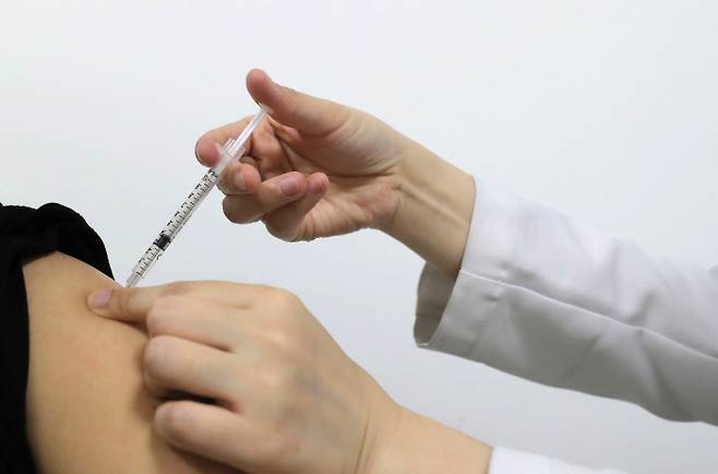 14일 오전 서울 중랑구청 보건소에서 시민이 코로나19 백신을 맞고 있다. |연합뉴스