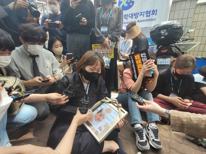14일 서울 양천구의 남부지방법원 앞에서 정인이 선고 결과를 전해들은 한 시민이 바닥에 주저앉아 오열하고 있다.