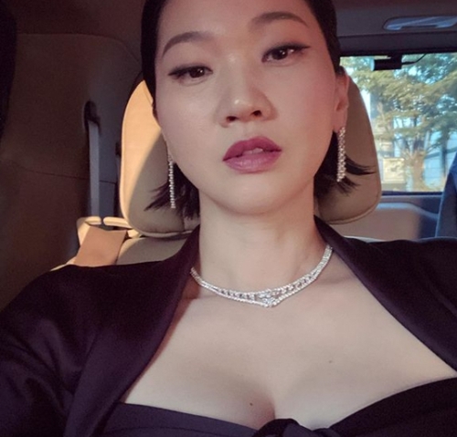 Model Jang Yoon-ju showed off top model forceHe posted a picture on Instagram on the 14th with an article entitled Yesterday White Award.Jang Yoon-ju attended the 57th Baeksang Arts Grand Prize awards red carpet event held in KINTEX, Ilsan, Goyang City, Gyeonggi Province on the afternoon of the 13th.Jang Yoon-ju in the photo emanated charisma in a V-neck dress with a sense of volume.The netizen responded It is so beautiful and The cut in the car is life cut.Meanwhile, Jang Yoon-ju married a businessman who was four years younger in 2015 and has a daughter in her life.Recently, Netflix has started casting and shooting as Nairobi in the Korean version of The House of Paper.
