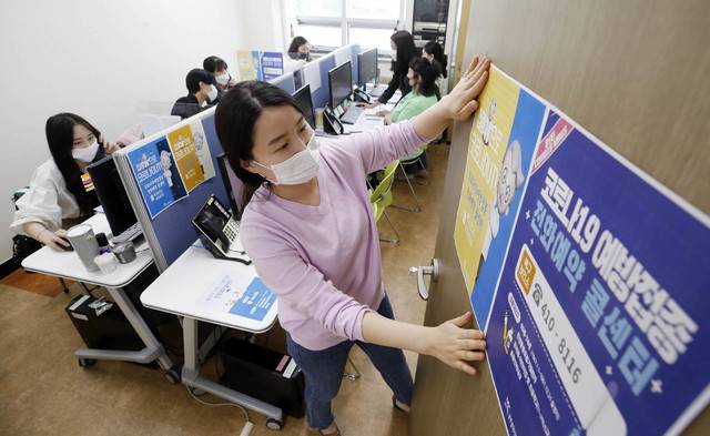 [광주=뉴시스] 변재훈 기자 = 70~74세 아스트라제네카(AZ) 백신 접종 사전 예약 첫날인 6일 오전 광주 북구보건소 콜센터에서 공직자들이 전화 접수를 받고 있다. 사전 예약은 전화·온라인 접수 모두 가능하다. (사진=광주 북구 제공) 2021.05.06. photo@newsis.com *재판매 및 DB 금지