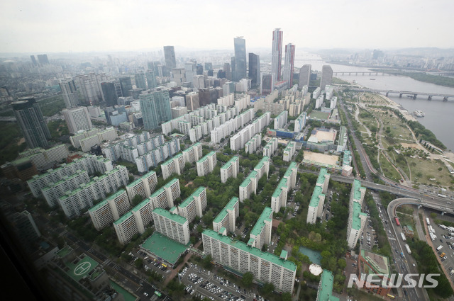 [서울=뉴시스]고범준 기자 = 서울 63전망대에서 바라본 여의도 아파트 지구와 인근 단지 모습. 2021.04.26. bjko@newsis.com