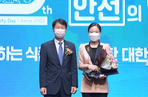이진경 사회부 기자(오른쪽)가 김강립 식품의약품안전처장으로부터 대통령 표창을 받은 후 기념사진을 찍고 있다.