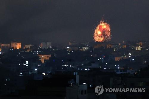 이스라엘군의 야간 폭격을 받은 가자지구 [AFP=연합뉴스]