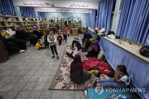 유엔이 운영하는 학교로 대피한 가자지구 민간인들 [AFP=연합뉴스]
