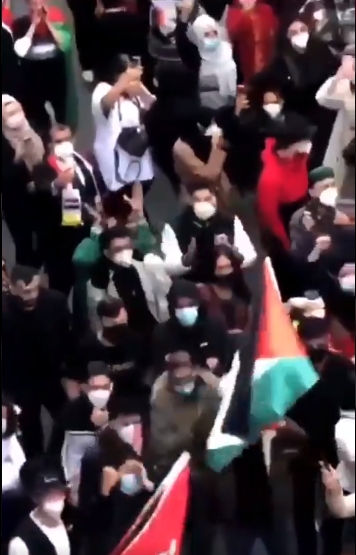 독일 겔젠키르헨서 12일(현지시간) 열린 반유대 시위. 참가자들은 유대인에 대한 욕설 구호를 외치고 있다 [트위터 영상 캡처=연합뉴스]