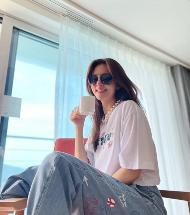 Actor Si-a Jing boasted a pleasant routine with son and daughter.Si-a Jin posted a picture on his instagram on the 14th with an article entitled photo by #Seo Woo Princess.Si-a Jeong, pictured by daughter Seo Woo, is all smiles over tea, with white T-shirts, jeans and bold accessories, creating a hip style.Si-a Jeong posted one more post with the caption: First happy. #The Three Musketeers #Zunu #SeoWoo Princess.In the photo, Si-a Jing is walking side by side along a wonderful road with a hand held by her son, daughter.Soon-woo, who is bigger than Si-a Jing, and Seo Woo, a daughter who is dressed in a fresh yellow dress like a forsythia, attracts attention.The back of the three people feels kind.Si-a Jeong, who married Do-bin Baek in 2009, gave birth to son Junu in the same year and daughter Seo Woo in 2012.a fairy tale that children and adults hear togetherstar behind photoℑat the same time as the latest issue