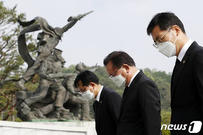 김부겸 신임 국무총리가 15일 오전 서울 동작구 국립서울현충원을 찾아 참배하고 있다. 2021.5.15/뉴스1 © News1 이승배 기자