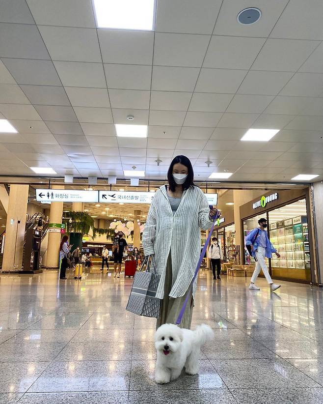 Bae Yoon Jin said through his instagram on the 15th, Taegyo Travel Jeju Island, which I wanted to come to because it is Travel and well for the next few years.I feel better even if I stay in the hostel without anything. Gold is comfortable. In the photo, Bae Yoon Jin, who left for Jeju Island, showed a chic fashion with a comfortable black dress.Since the child is born, she has to concentrate on childcare, so for the time being, she has a good time before the birth of Bae Yoon Jin.Meanwhile, Bae Yoon Jing married an 11-year-old non-entertainer in 2019; she was celebrated for having successfully pregnancy with a test tube procedure last year