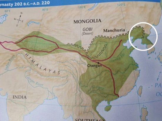 글랜코 출판사가 발행한 '세계 역사' 교과서에 만리장성이 평안북도까지 펼쳐있고, 한강 이북 고구려 영토가 중국 영토로 표기되어 있다. [사진제공=반크]