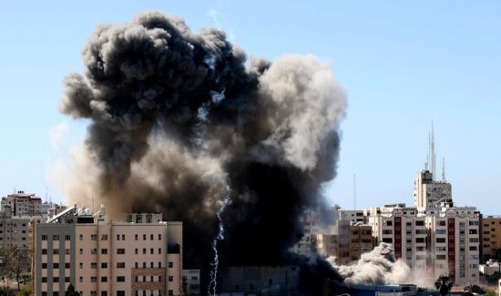 이스라엘군 공습으로 검은 연기 치솟는 가자지구 /AFP 연합뉴스