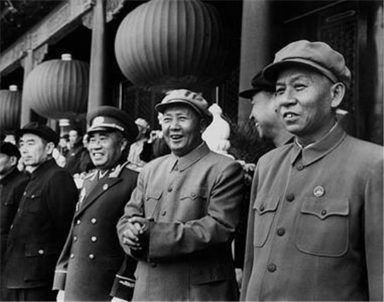 <1950년대 초기 중국공산당의 상징적인 4대 영도자들. 좌측부터 저우언라이, 주더(朱德, 1886-1976), 마오쩌둥, 류샤오치/ 공공부문>