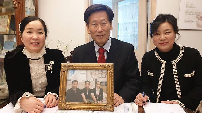 한글음파이름학회의 조서목, 한효섭, 윤예심씨(왼쪽부터). 손아섭(롯데)이 개명 당시 찍었던 기념사진을 들고 포즈를 취했다./부산=양지혜 기자