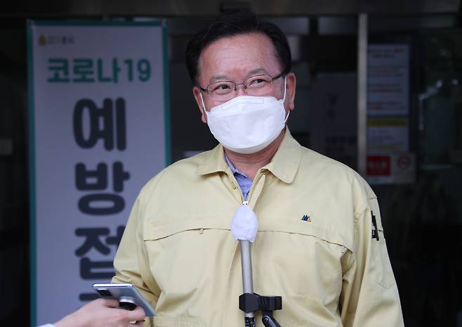 <YONHAP PHOTO-3591> 백신 접종 소감 말하는 김부겸 총리    (서울=연합뉴스) 김승두 기자 = 김부겸 국무총리가 14일 오후 서울 종로구 보건소에서 신종 코로나바이러스 감염증(코로나19) 백신 접종을 마치고 소감을 말하고 있다. 2021.5.14    kimsdoo@yna.co.kr/2021-05-14 15:56:32/ <저작권자 ⓒ 1980-2021 ㈜연합뉴스. 무단 전재 재배포 금지.>