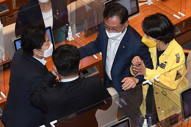 13일 국회 본회의에서 김부겸 국무총리 후보자 임명동의안 표결을 앞두고 더불어민주당 문정복 의원(왼쪽)이 정의당 배진교 원내대표의 의사진행발언에 대해 항의하자 정의당 류호정 의원(오른쪽)이 문 의원에게 맞대응하고 있다. /연합뉴스