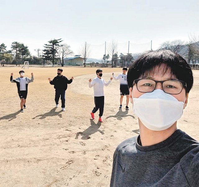 이성남 경북 김천시 어모중 교사가 운동장에서 학생들과 체육수업을 하고 있다. 이성남 교사 제공