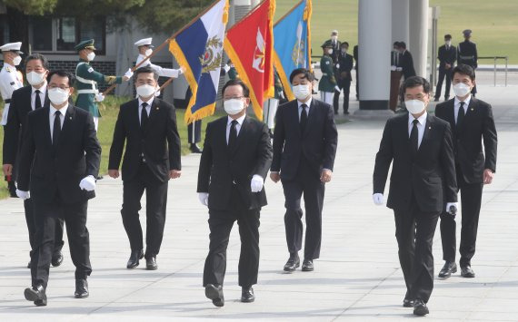 김부겸 국무총리(앞줄 왼쪽 두번째)가 15일 오전 서울 동작구 국립서울현충원을 찾아 현충탑에 참배하기위해 입장하고 있다. /사진=뉴시스화상