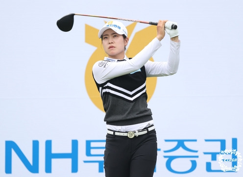 2021년 한국여자프로골프(KLPGA) 투어 NH투자증권 레이디스 챔피언십에 출전한 박민지 프로가 2라운드에서 경기하는 모습이다. 사진제공=KLPGA