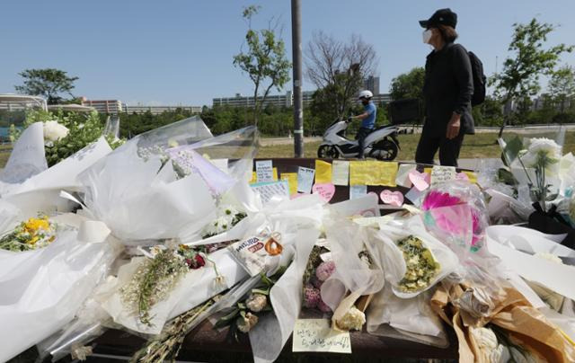 12일 오후 서울 서초구 반포한강공원 수상택시 승강장 인근에 고(故) 손정민씨를 추모하는 꽃과 메모들이 놓여 있다. 뉴스1