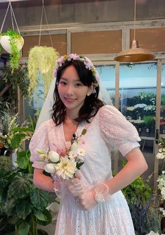 Singer Taeyeon has released a Amazing Saturday certification shot.Taeyeon posted several photos on his SNS on the 15th with the Amazing Saturday hashtag.In the open photo, Taeyeon is wearing a pure white embroidery Wedding Dress. He wears a flower tube on his head, a bouquet on his hand, and a pure smile.Friendly two shots with Amazing Saturday member Nucksal were also released.The fans who encountered the photos responded such as It is so beautiful, Amazing Tangmimo and Nucksal envy.On the other hand, TVN Amazing Saturday - Doremi Market starring Taeyeon - Nucksal is broadcast every Saturday at 7:40 pm.